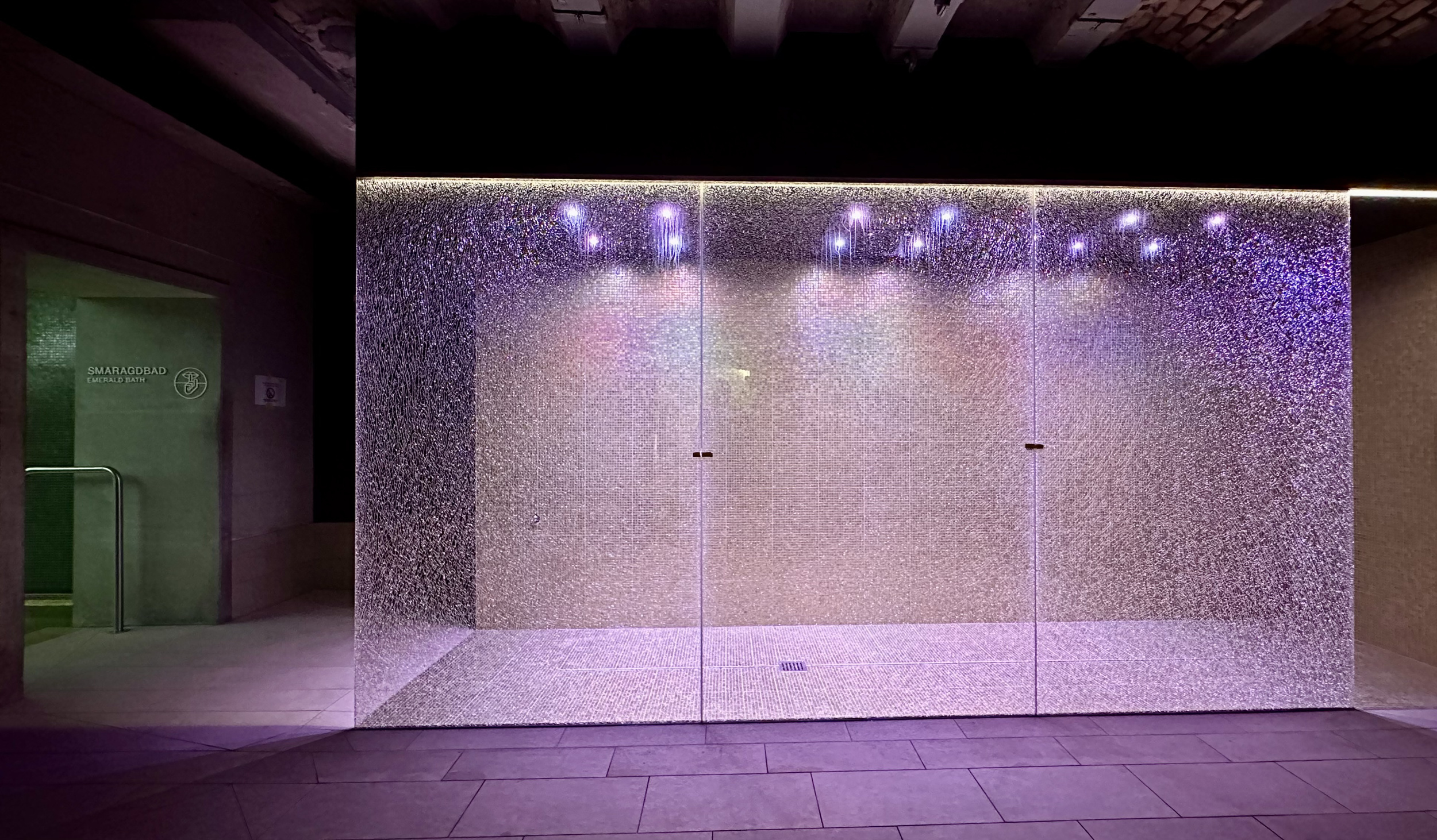 Hürlimannbad &amp; Spa Regendusche im Thermalbadbereich