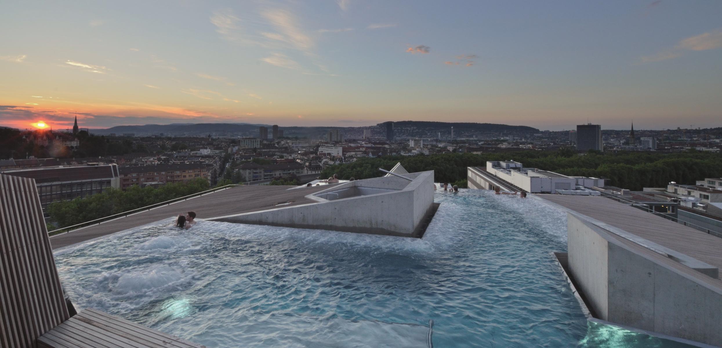 Piscine sur le toit Hürlimann Bad Dachbad Sonnenuntergang