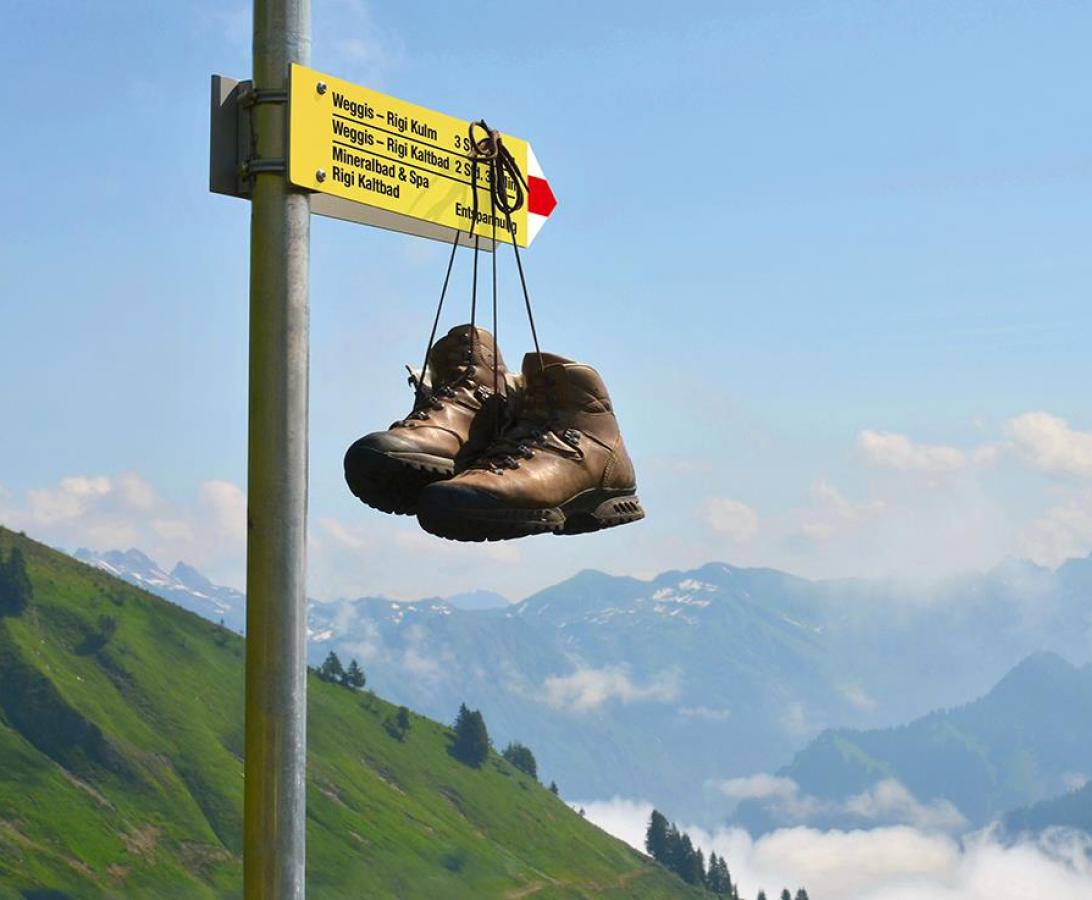 Wanderschuhe aus - Badekleider an Rigi