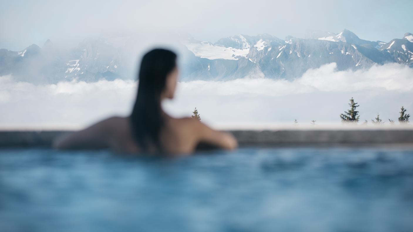 Mineralbad & Spa Rigi Kaltbad baden mit Blick auf die Bergwelt