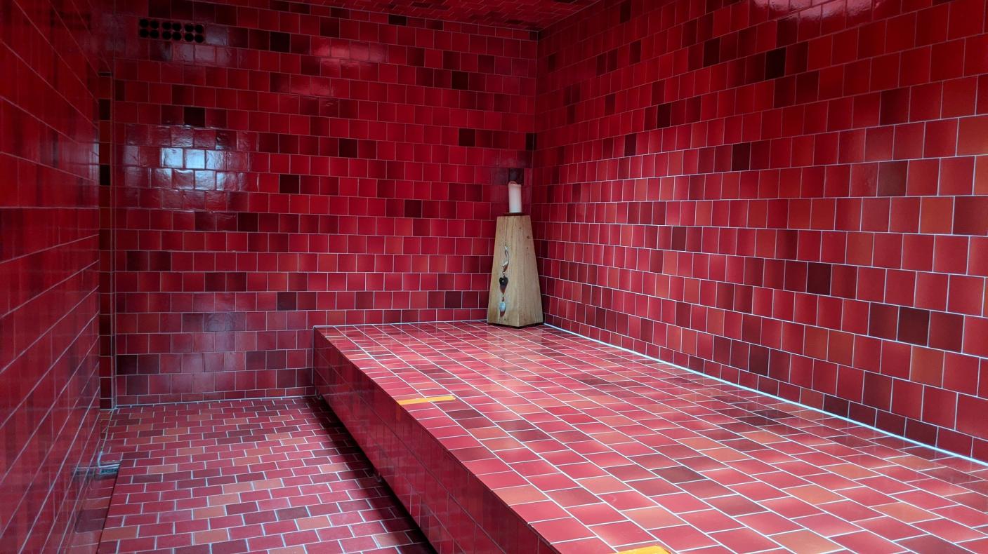 Mineralbad & Spa Samedan Ruheraum mit warmen Platten