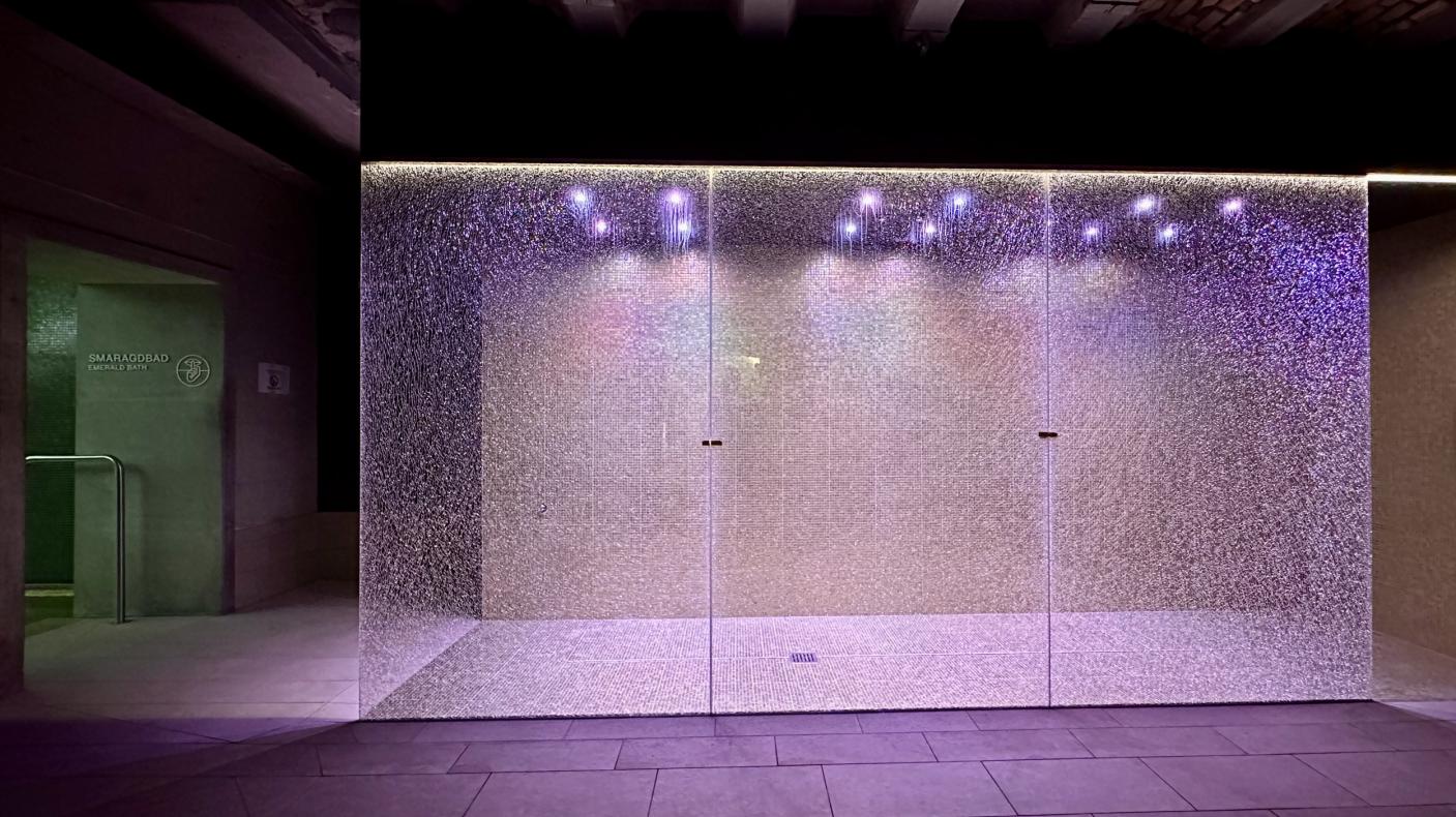 Hürlimannbad &amp; Spa Regendusche im Thermalbadbereich