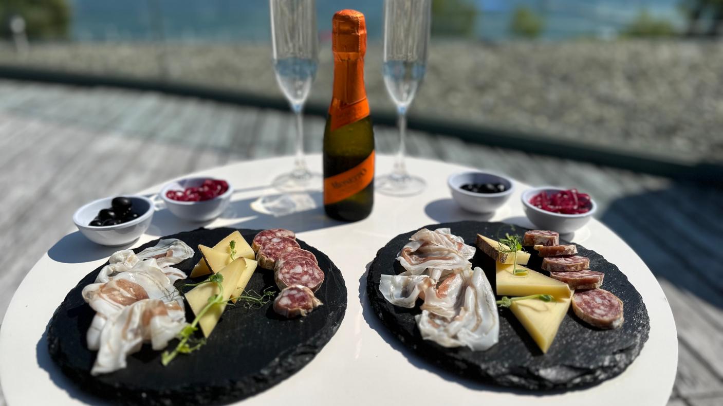 Apéro-Platte und ein Glas Prosecco