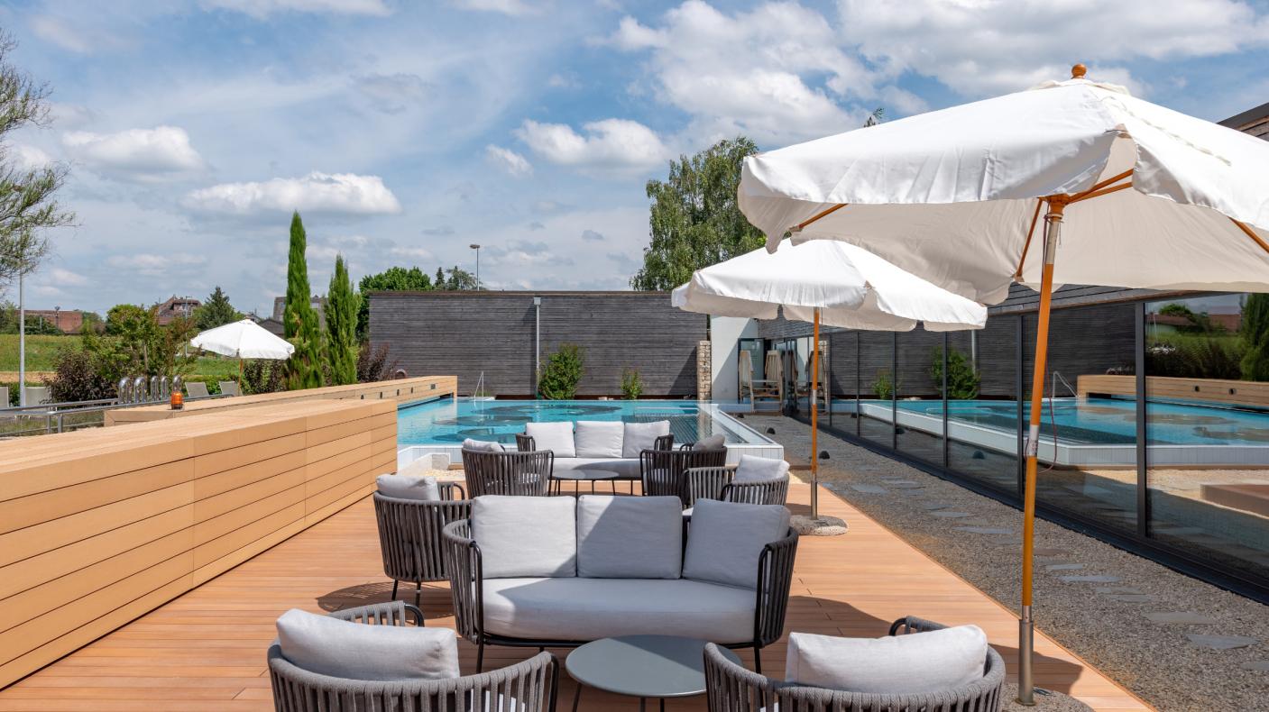 Natursolebad Aussenbereich mit Lounge